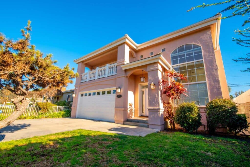 A front view of The Bluffs Sober Living that is located in West Los Angeles