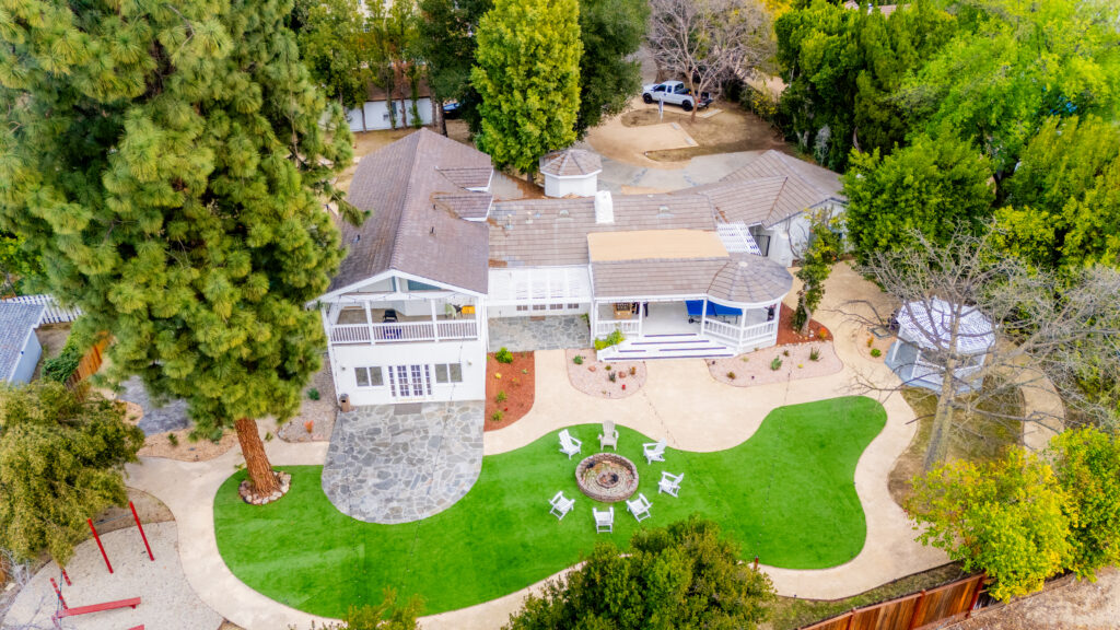 An aerial view of the backyard of Thrive Treatment residential and detox in Woodland Hills.