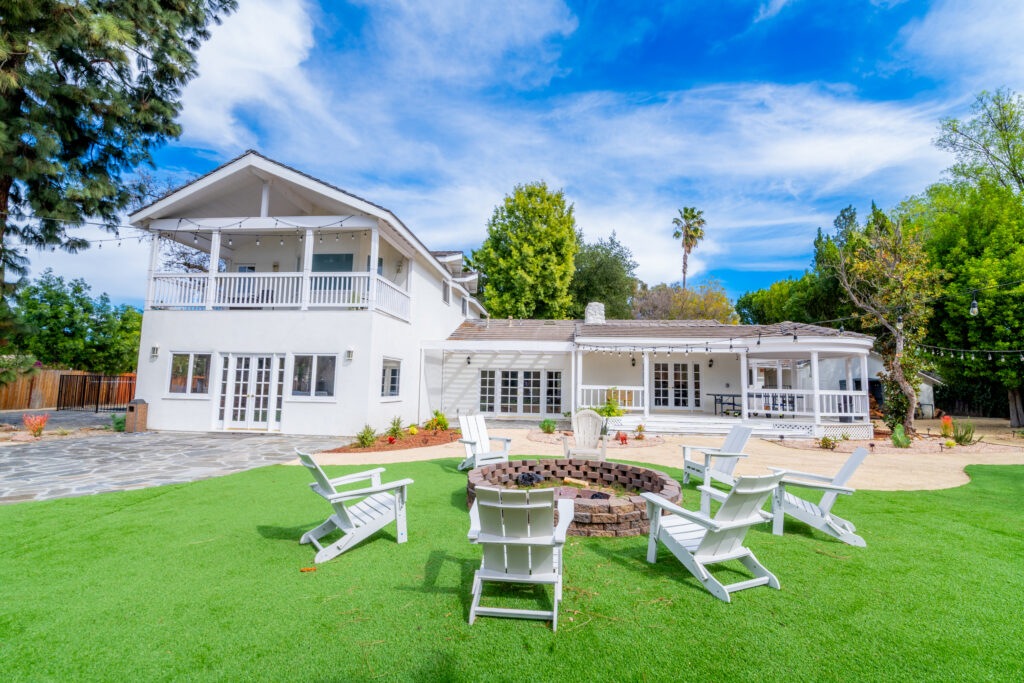 Fire pit in the backyard of Thrive Treatment residential and detox in Woodland Hills.